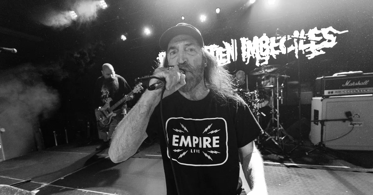 GALERII ⟩ Thrash-ikoon Dirty Rotten Imbeciles raputas Paavli Kultuurivabriku vundamendi