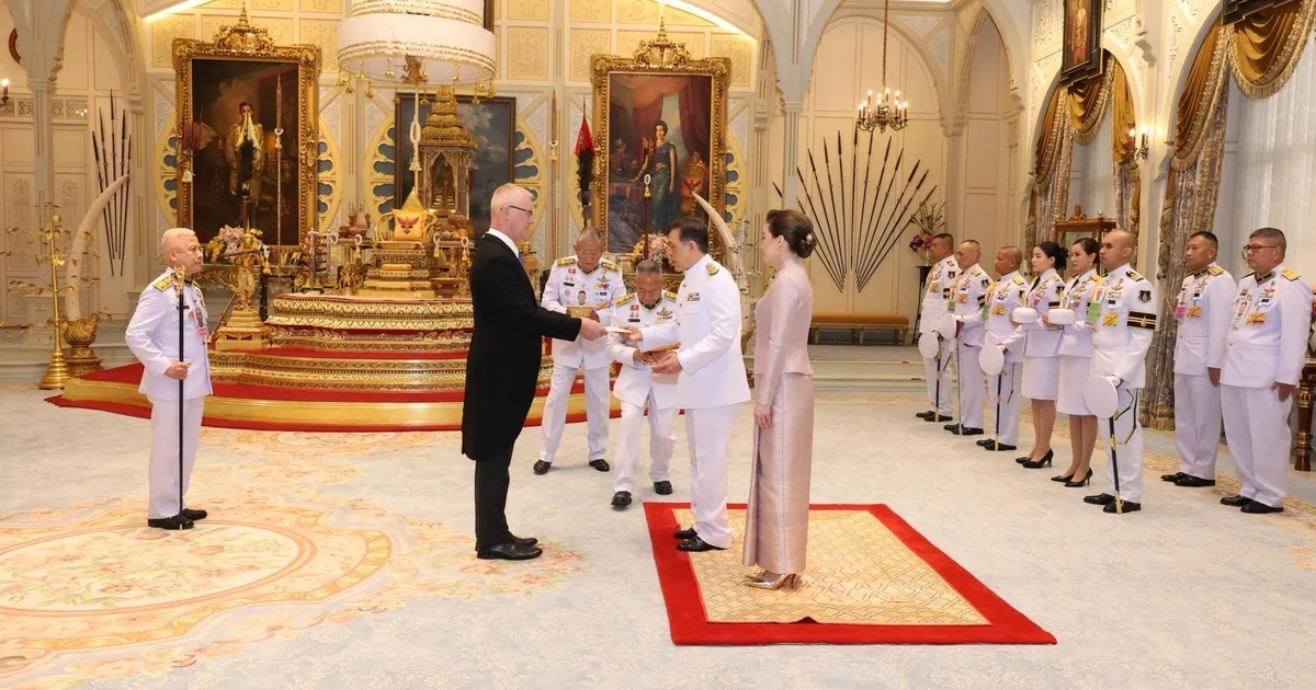 Eesti suursaadik Tai Kuningriigis andis Tai kuningale üle volikirja