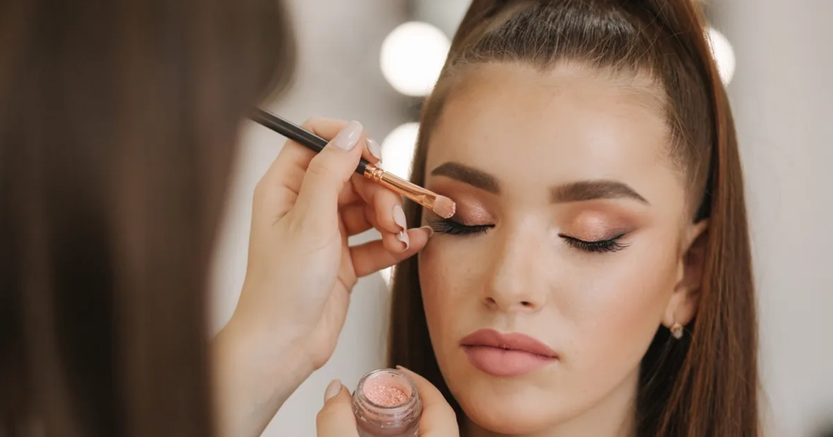 NAGU TEINE NAINE ⟩ Meigiga tundmatuseni muutunud naine pistab rinda valetamissüüdistustega