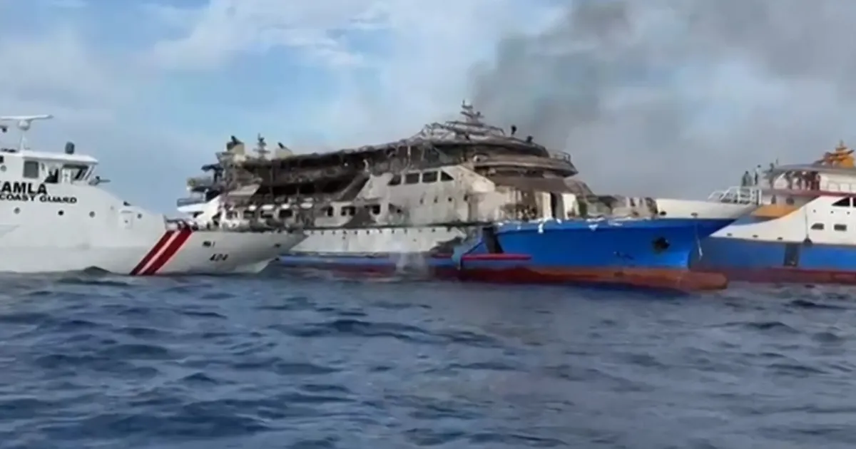 VIDEOD ⟩ Indoneesias läks põlema parvlaev, millel olnud sajad reisijad pidid merre hüppama