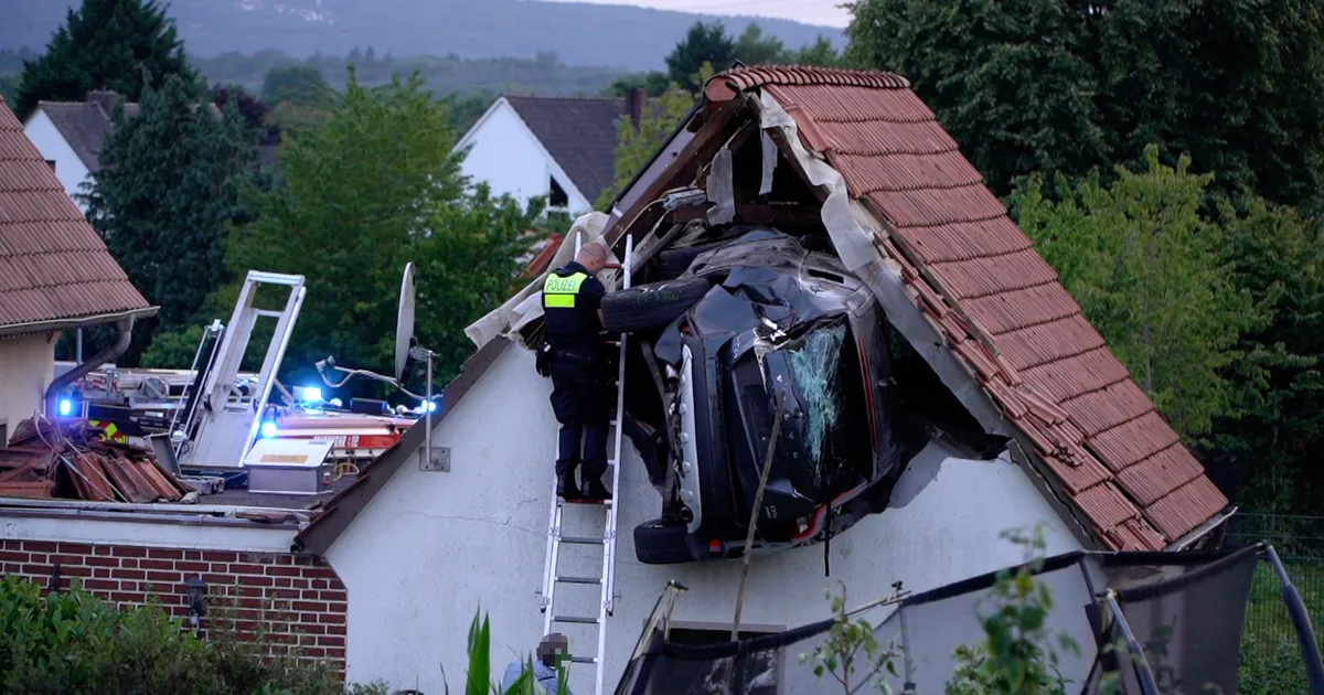 ÕNNETUS SAKSA VÄIKELINNAS ⟩ Juht sõitis otsa batuudil mänginud lapsele, auto lõpetas kolme meetri kõrgusel