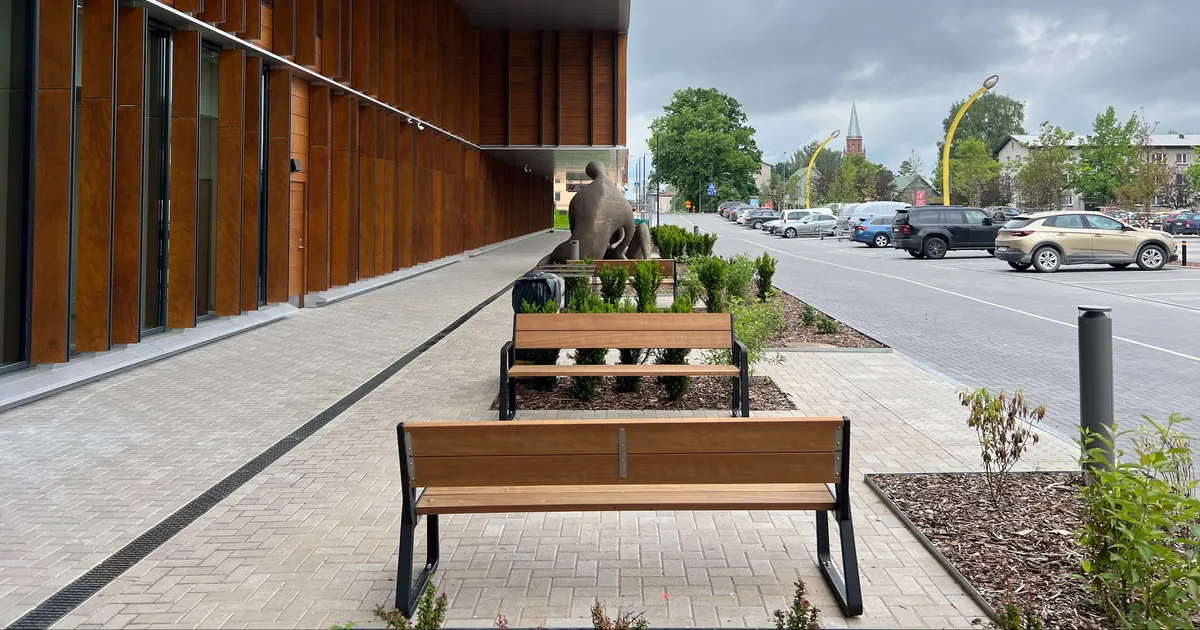 «Võimalik vaid Viljandis!» Uue haigla ees olevad pingid pakuvad kohalikele kõneainet