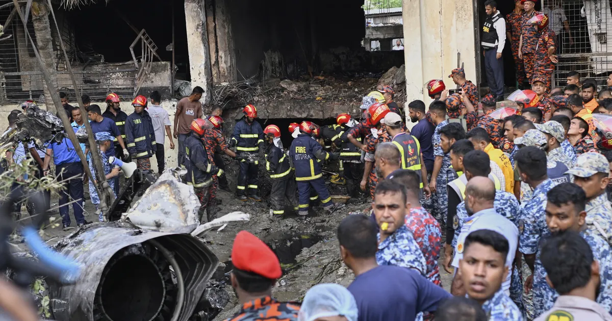 VIDEO ⟩ Bangladeshis kukkus hävitaja kooli, hukkus vähemalt 19 inimest