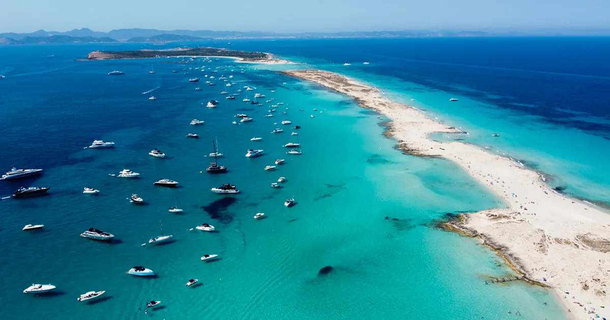 Hispaania saar, millel on türkiissinine merevesi ja kaunid rannad: see on nagu Kariibidel