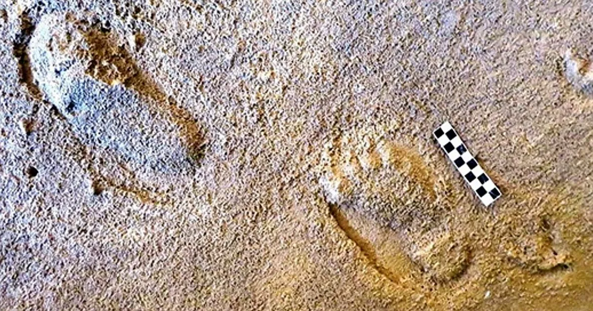 78 000 aastat vanad jalajäljed liival räägivad neandertallase pere loo