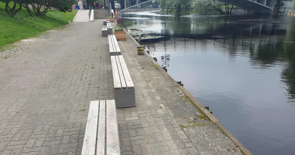 PINGISAAGA JÄTKUB ⟩ Politsei on mures Tartu jõepromenaadi pinkide pärast, linnavalitsuse sõnul on probleemiks napsutajad