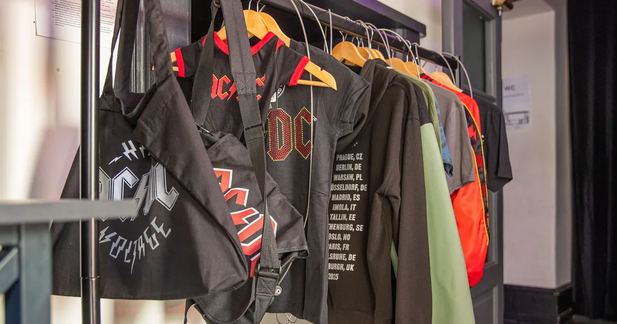 FÄNNI JAHMATAV AVASTUS ⟩ AC/DC tuurisärgile on Tallinn valesti kirjutatud