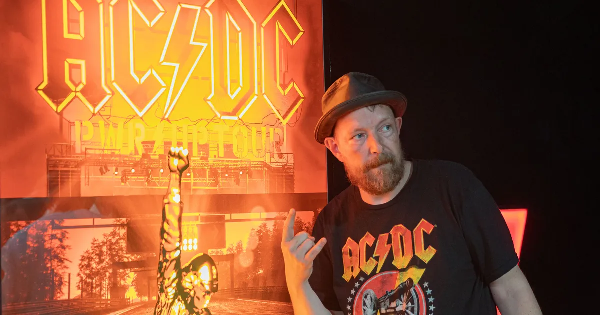 OSTUMÖLL AC/DC FÄNNIPOES ⟩ Õhinal poodleja: homme on mu esimene kord AC/DC kontserdile minna... võib-olla ka viimane