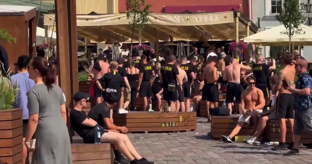 LUGEJA VIDEO ⟩ Mis toimub vanalinnas? Tallinna Raekoja plats kihab laulvatest fännidest