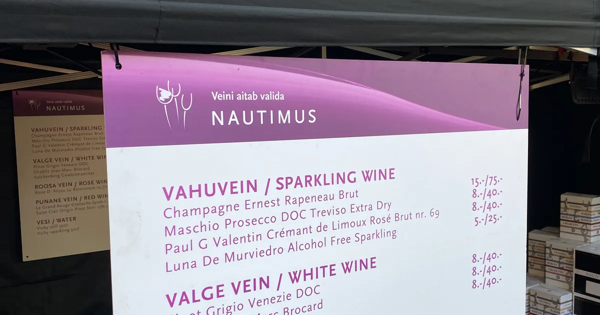 FOTOD ⟩ Tasuta vesi ja 20-eurosed punased sarved – vaata, mis maksis kraam AC/DC kontserdil