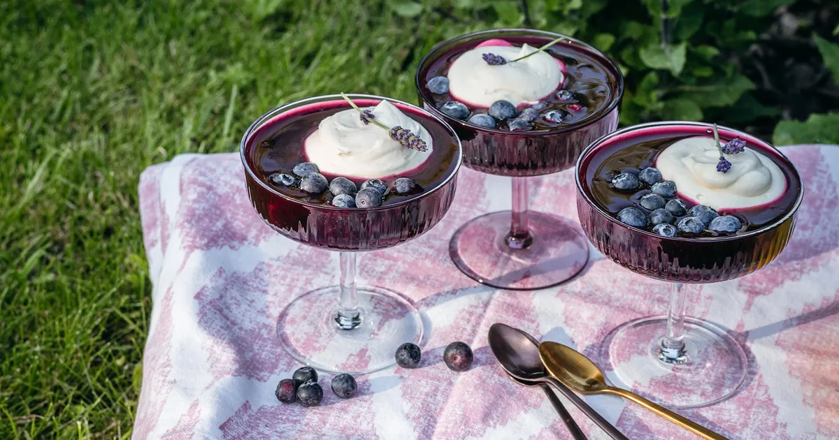 NÄDALA RETSEPTID ⟩ Lihtne luksus suveköögis: kanakotletid suvikõrvitsaga, seenegalett aiarohelisega ja mustikakissell lavendliga