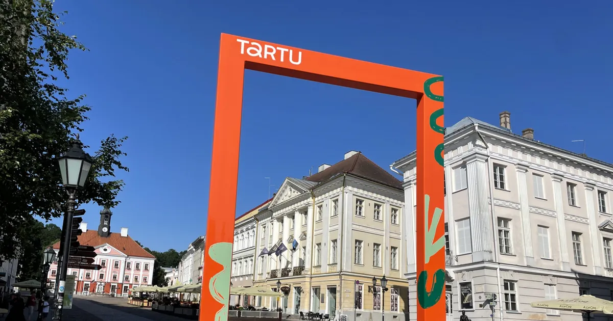 Raeplatsi suur aken tervitab tartlasi värsketes värvides