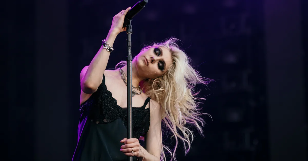 KLÕPS ⟩ «Kõmutüdruku» staar nautis Tallinna vanalinna: esimest korda teie kaunis linnas!