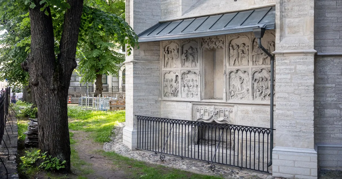 Jüri Kuuskemaa ⟩ 500 aastat vana kenotaaf ja seda kahjustav puu