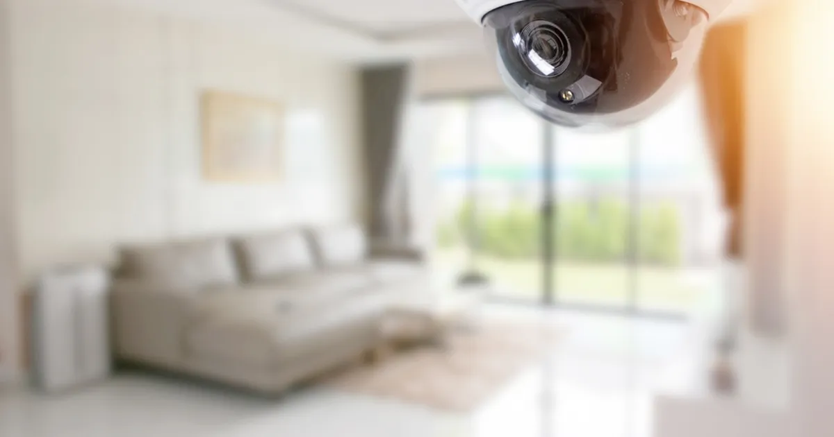 VIDEO ⟩ Noorele emale avanes turvakaamera salvestiselt kõhe vaatepilt: see uks viib mu tütre magamistuppa