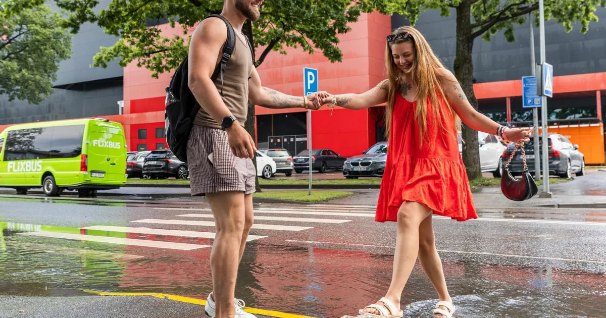 Vihmapealinn? ⟩ Tugev vihmasadu uputas Pärnu kesklinna tänavaid