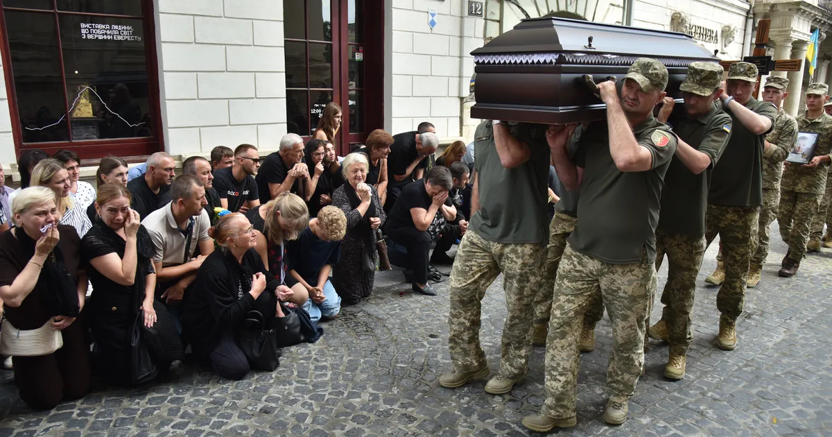 FOTOD ⟩ «Nüüd kaitsevad nad meid juba taevast» Lvivis jäeti hüvasti 12 Ukraina sõduriga