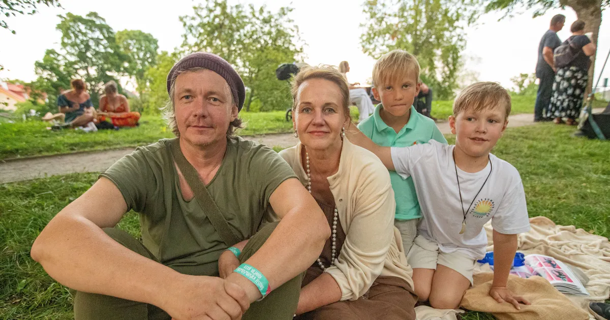 VIDEO ⟩ «Kui ma võtsin talt käest kinni, siis...» Mida eestlased suhetes tegelikult kõige rohkem hindavad?