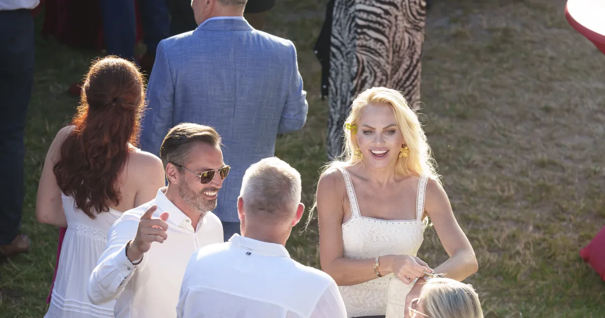 KLÕPSUD ⟩ Eksmiss Kristiina Heinmets nautis Saaremaa ooperigaalat koos uue kallimaga