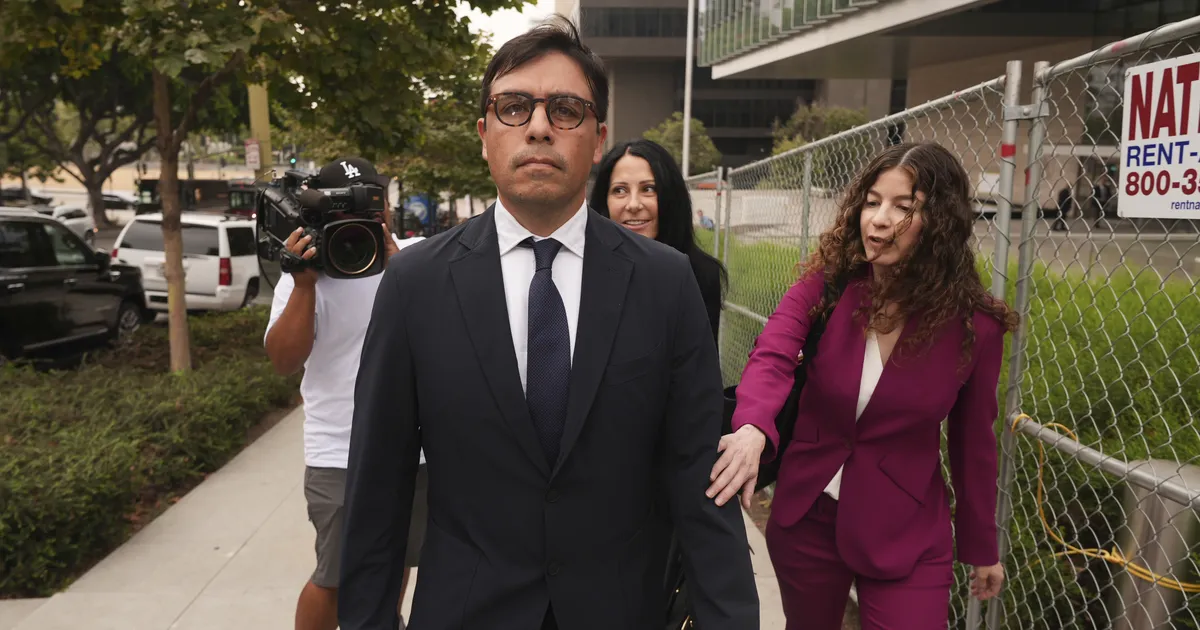 OOTAB RASKE KARISTUS ⟩ Matthew Perryt ketamiiniga varustanud arst astus kohtu ette