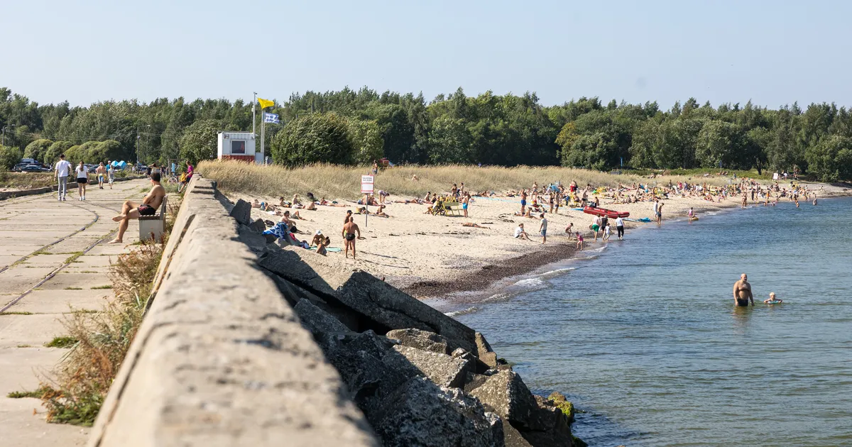 FOTO ⟩ «Keegi oskab öelda, mis need on?» Tallinnas Pikakari rannast leitud metallitükid tekitavad suvitajates küsimusi