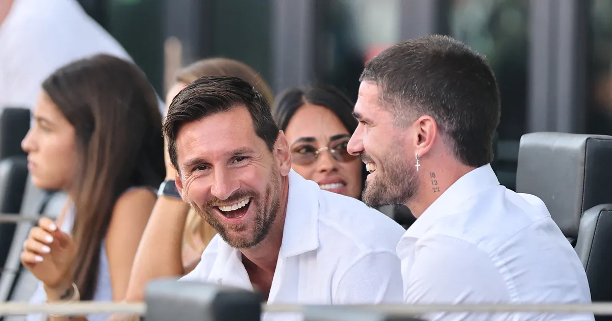 VIDEO ⟩ Fännid šokis: Lionel Messi eelistas jalgpallile muusikat ning võttis aja maha kontserdil