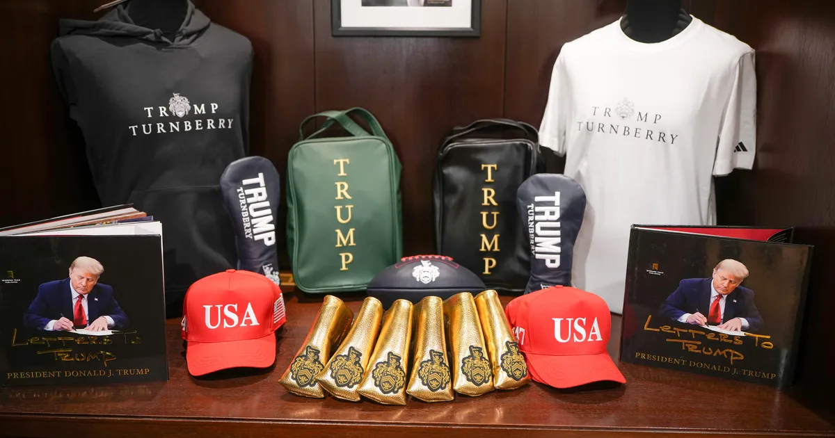 Donald Trump avas Šotimaal oma fänninänni poe: vaata, millised on seal asjade hinnad