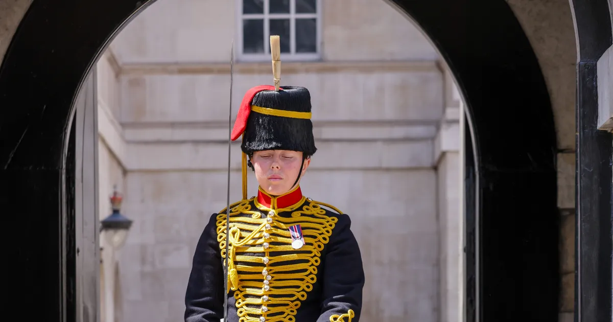 KUUM VIDEO ⟩ Glamuurne vanaproua läks seksika fotosessiooniga kuninglikul väljakul üle piiri: see on küll vale tänav