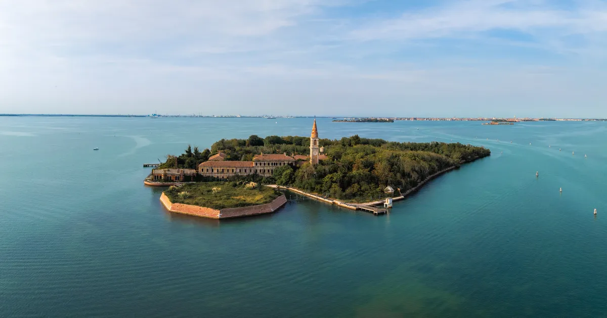 VIDEO ⟩ Veneetsia «kummitavast» saarest saab kohalike pelgupaik, kuhu turistid ei pääse