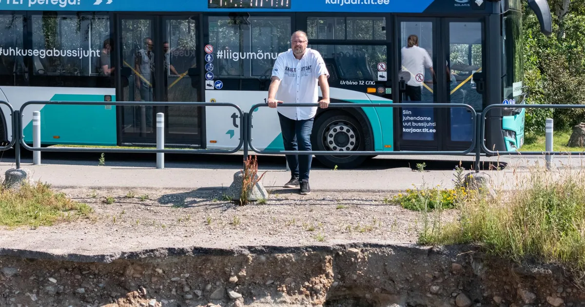 Kakumäel ähvardab tee merre variseda, ametnikud ohtu ei näe
