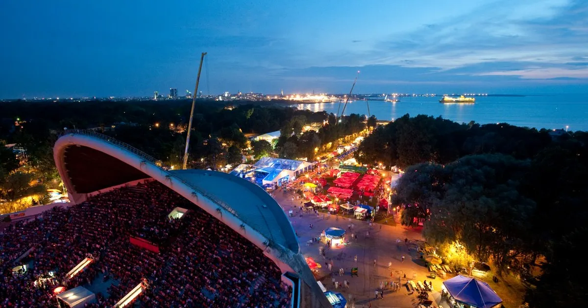 40 TONNI SÖÖKI ⟩ Õllesummeriks koondub lauluväljakule metsik arv tehnikat, sööki ja jooki