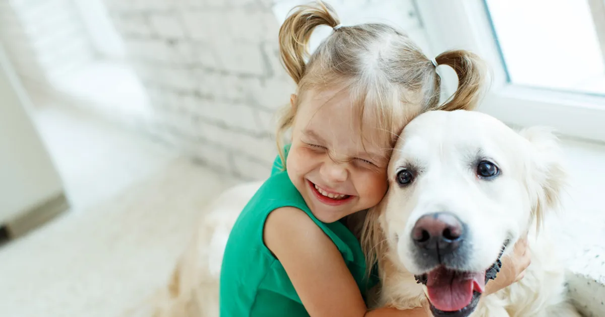 VIDEO ⟩ Pisikese tüdruku ja hiiglasliku koerakutsika sõprus sulatab südameid