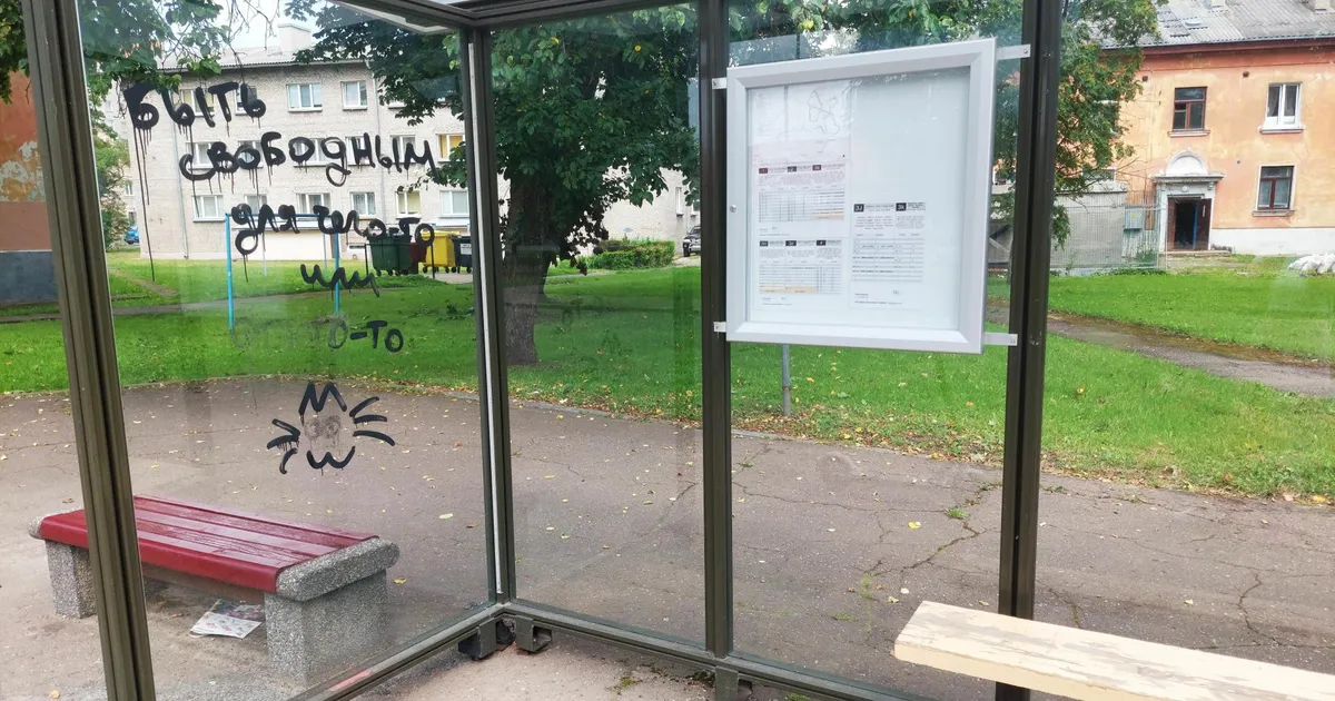 Narva linnale teeb peavalu bussipeatustele kassipilte joonistav mees