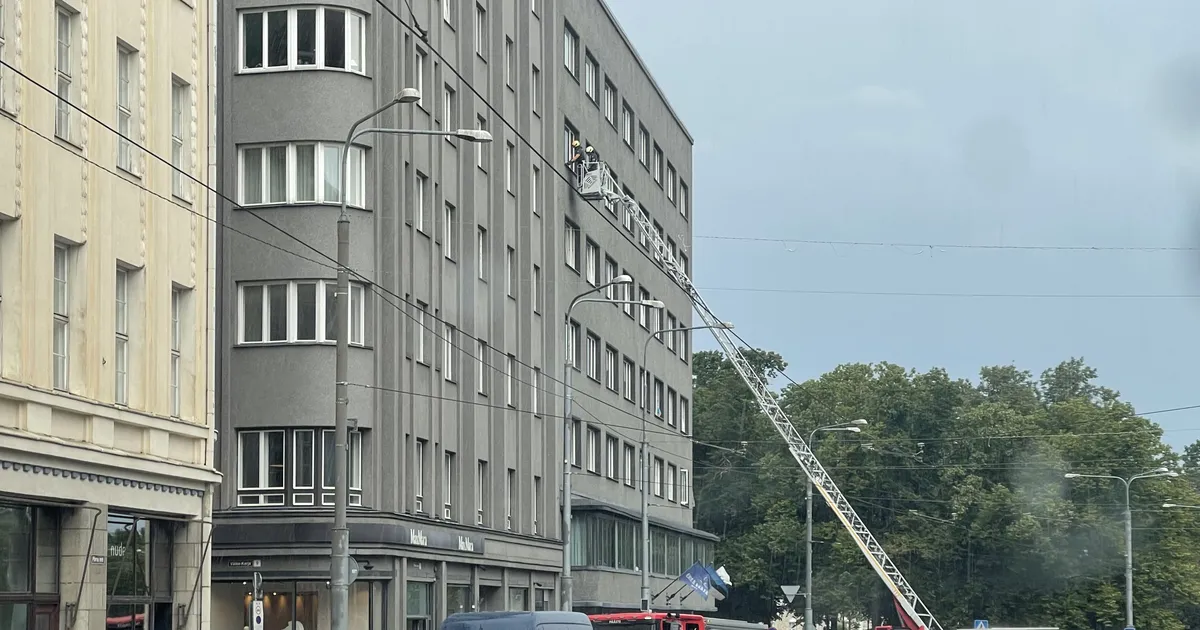 FOTOD JA VIDEO ⟩ Tallinna kesklinnas kukkus kortermaja 6. korruse akna klaas tänavale