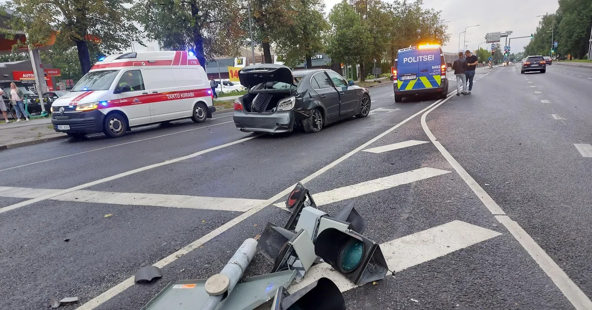 FOTOD ⟩ Tartu südalinnas niitis BMW valgusfoori pikali