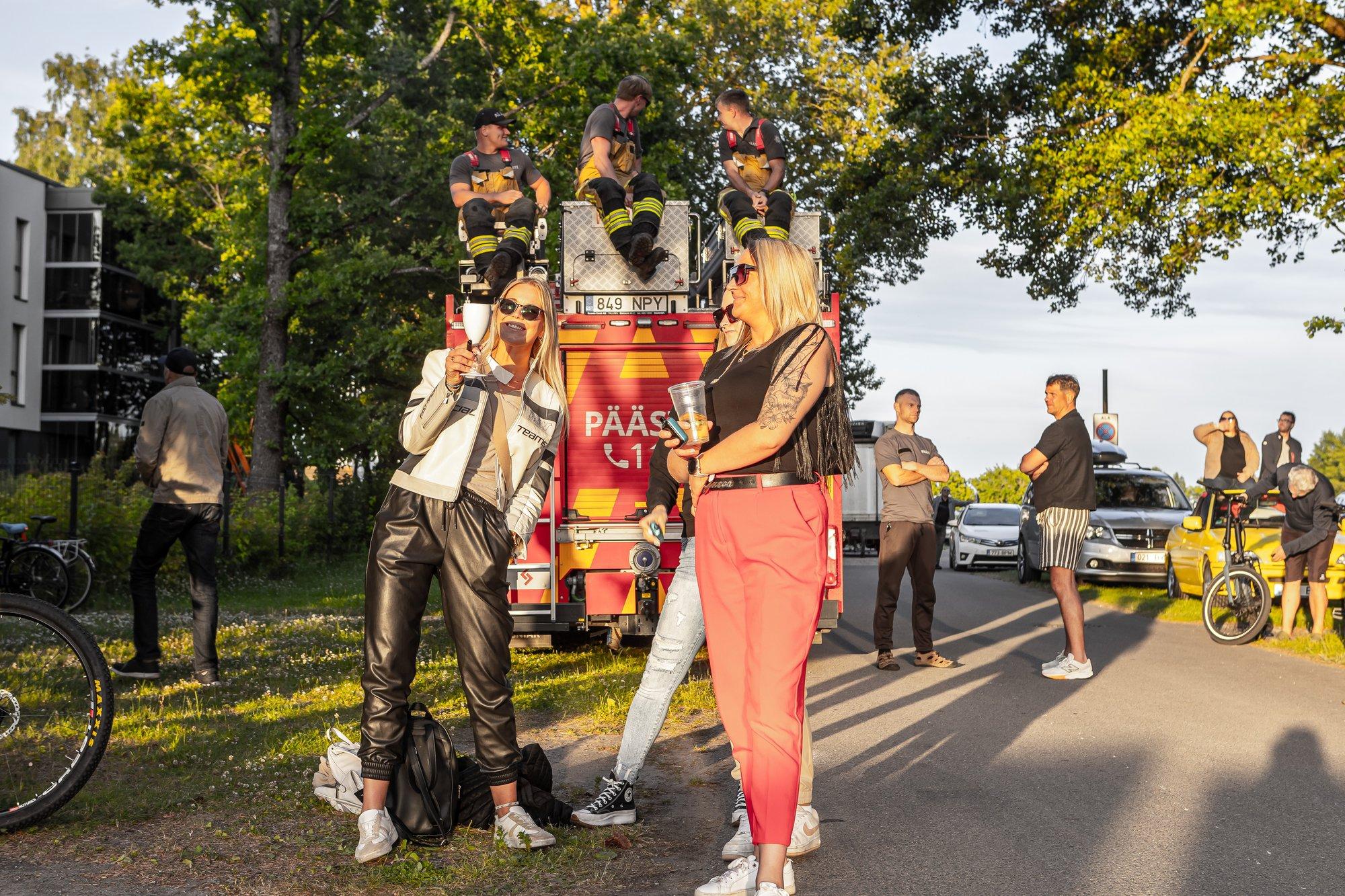 VIDEO | Nii mõnigi inimene tuli raadio Star FMi suvepidu aia taha nautima. „Olen pensionär, raha on vähem“