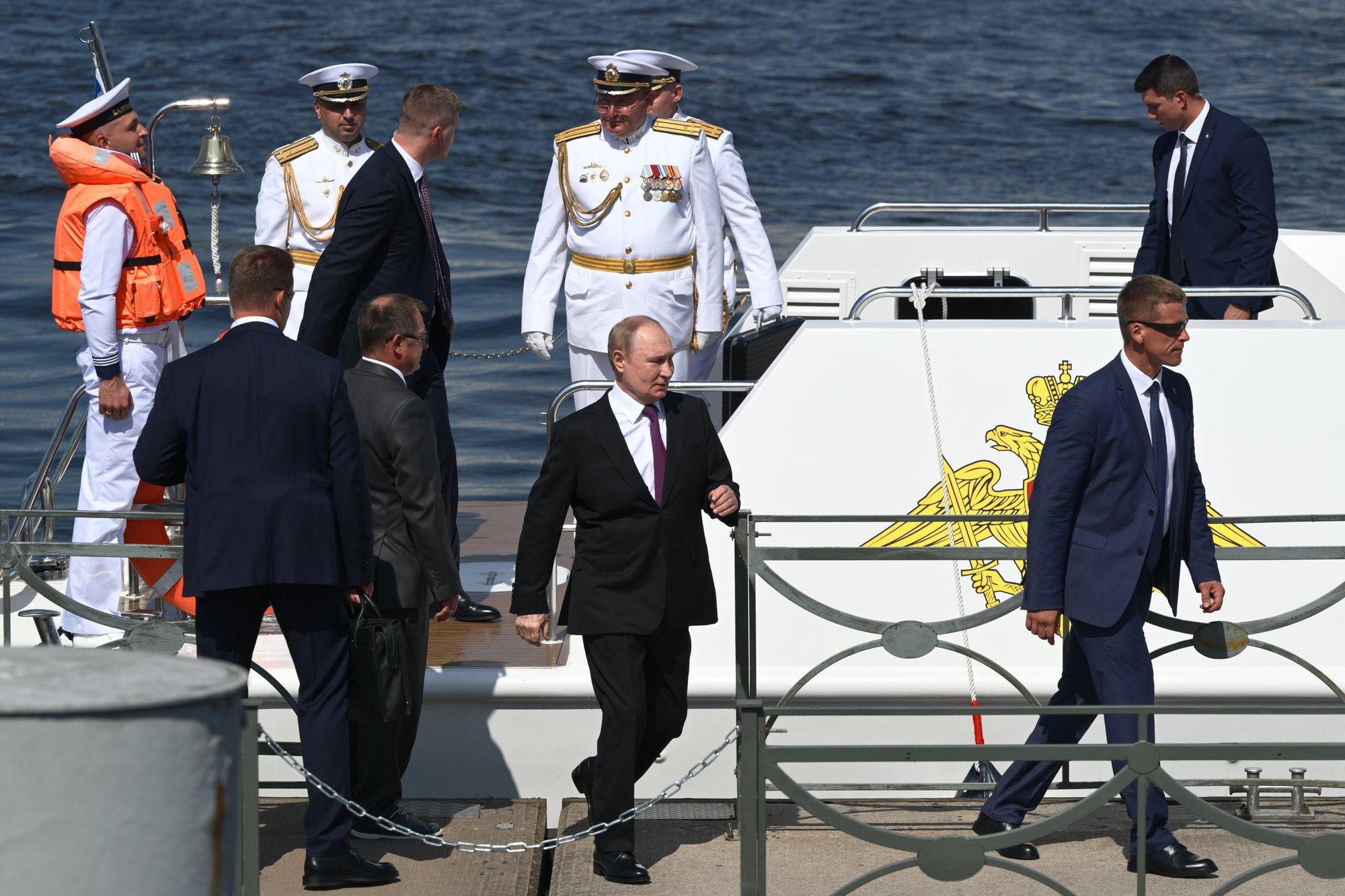 „Tähistagem lahingutegevuses!“ Mõru pilli alla neelanud Putin üritas paraadi ärajäämist pisendada