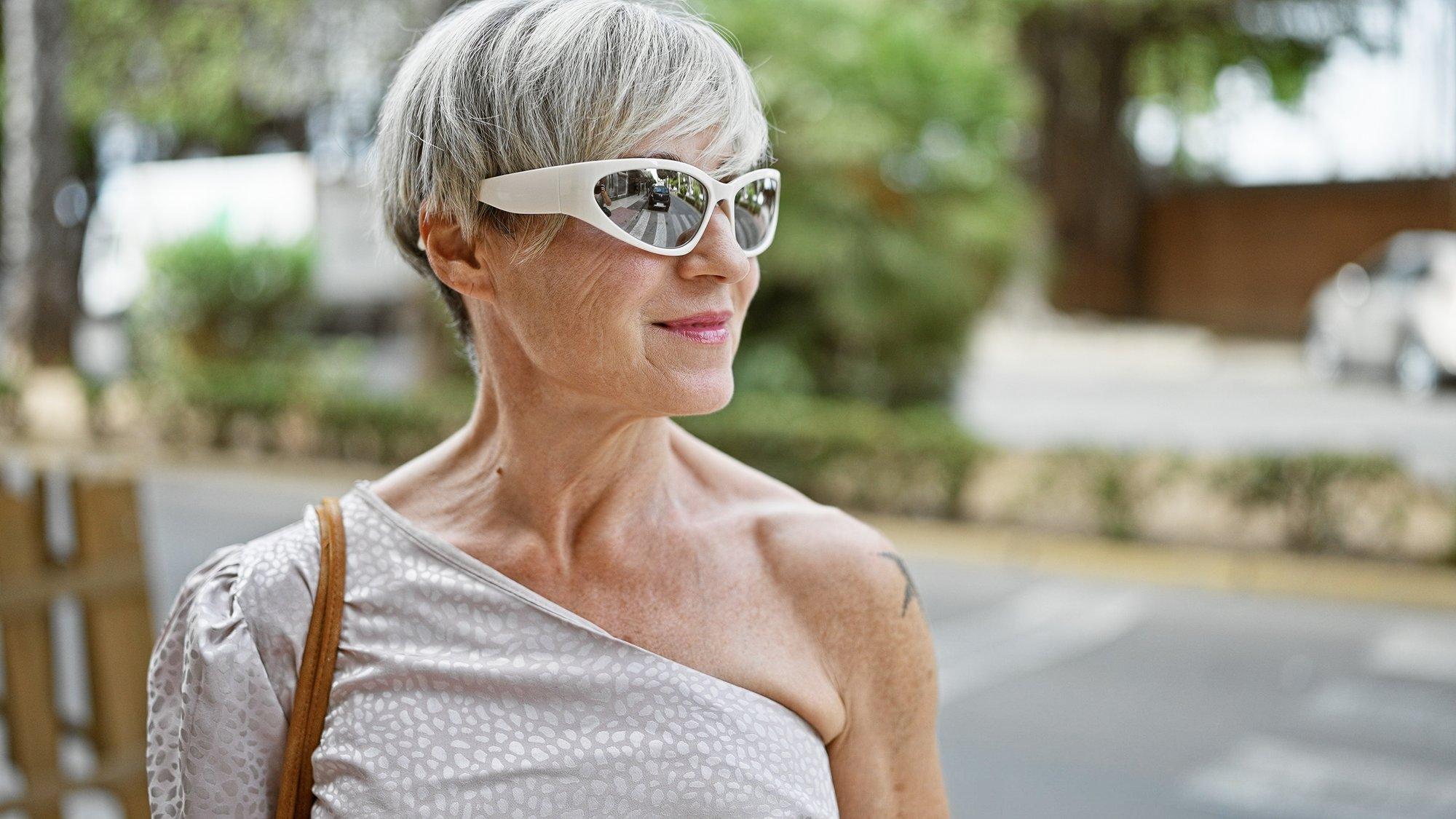 Hallid juuksed muutuvad suvel kollaseks? Väga lihtne põhjus, miks see juhtub (ja nõksud selle vältimiseks)