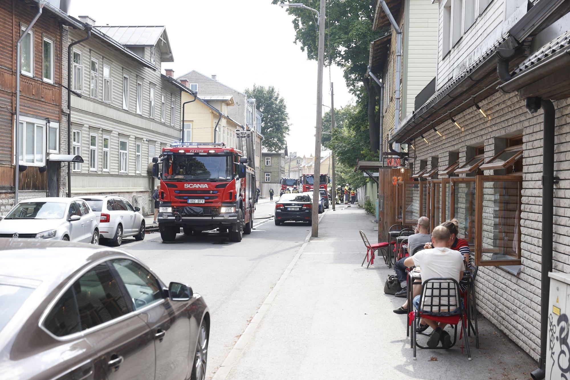 VIDEO | Pelgulinnas põleb mahajäetud hoone lahtise leegiga, päästeamet palub hoida aknad ja uksed suletuna