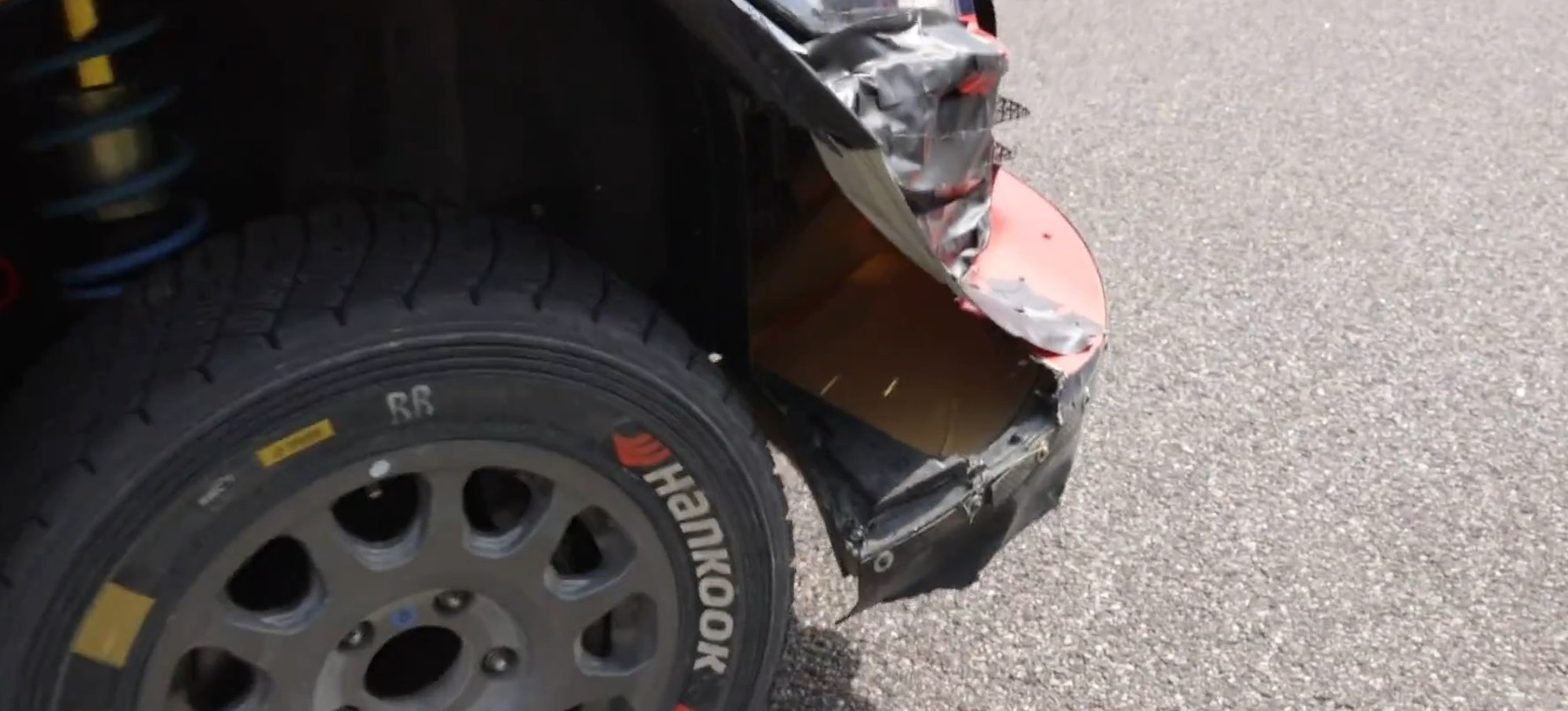 DELFI VIDEO | Must teip teeb imesid. Vaata, kuidas Tänak lappis ära oma Hyundai katkise esistange