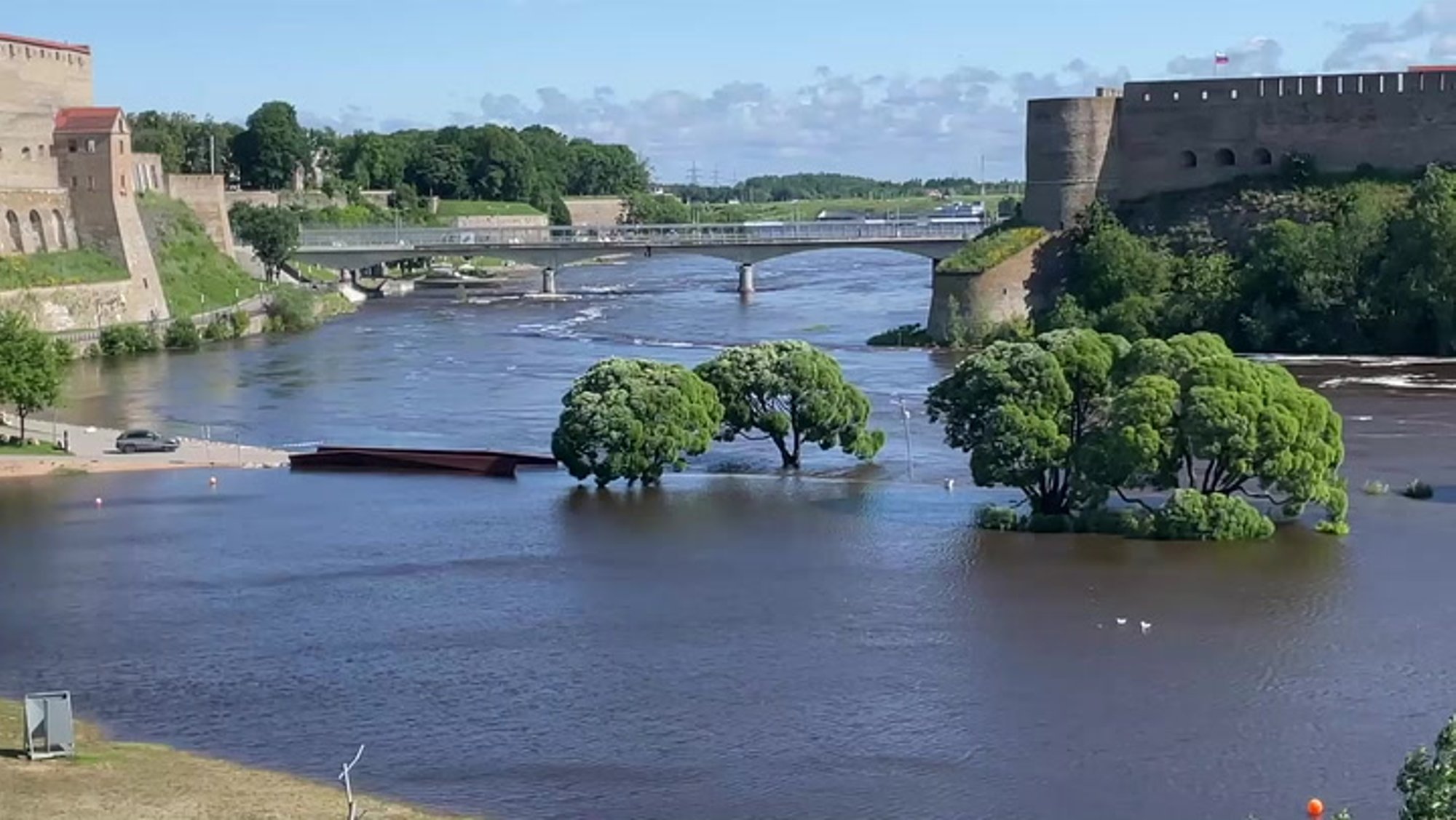 VIDEO | Narvas Joaoru piirkonnas ajab jõgi üle kallaste
