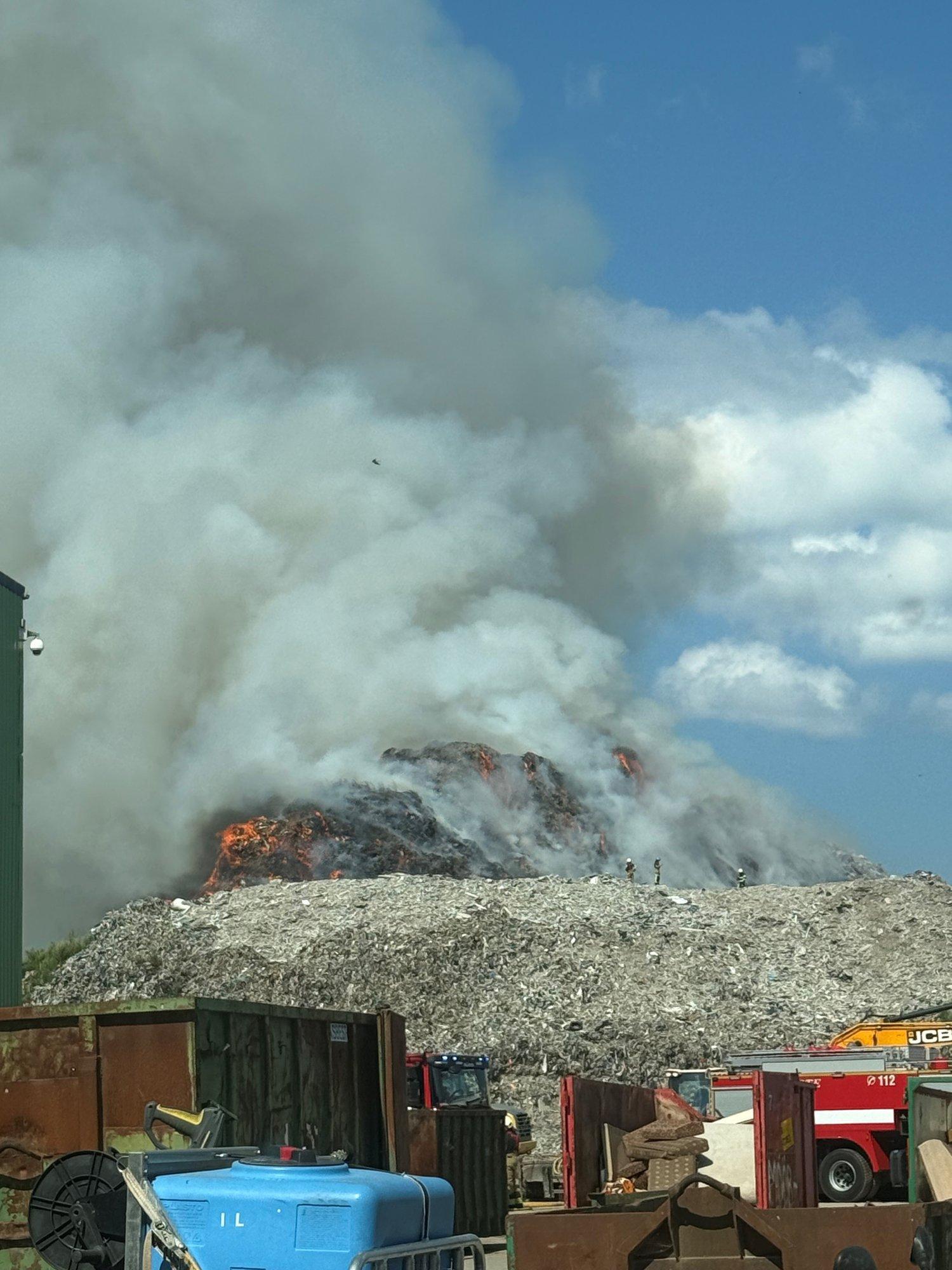 FOTO | Toila vallas põleb prügila. Päästjad reageerisid suurte jõududega
