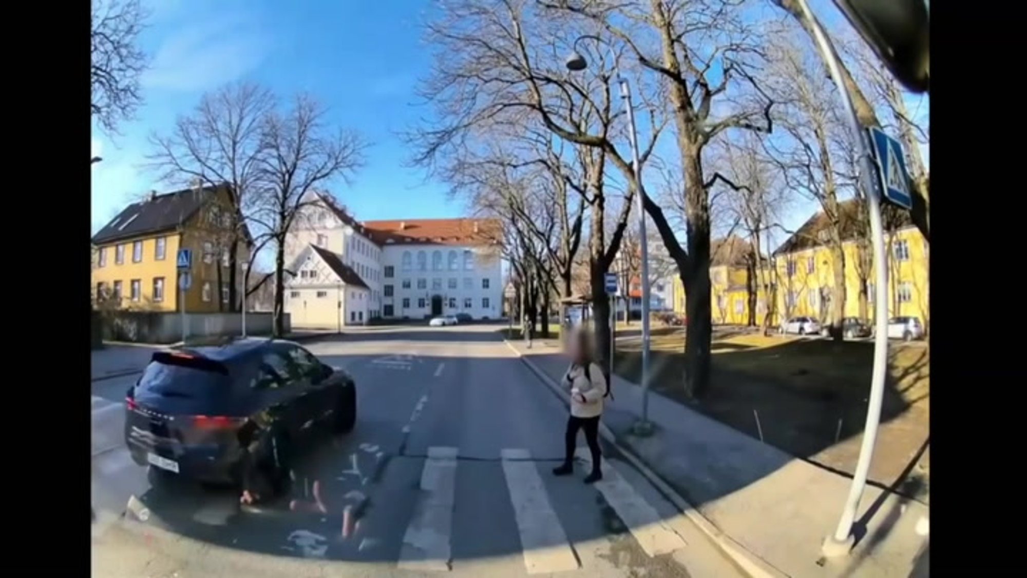 VIDEO | Napp pääsemine: vaata eluohtlikku olukorda ülekäigurajal Tallinnas Ristiku tänaval