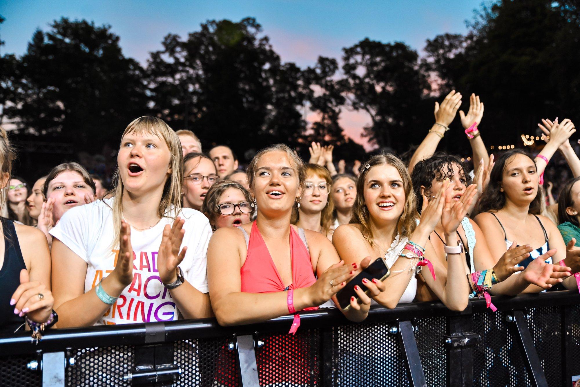REPORTAAŽ | Neljapäevane ellujäämiskursus palavuse, jääjookide ja hommikuni kestvate tantsumajade vahel