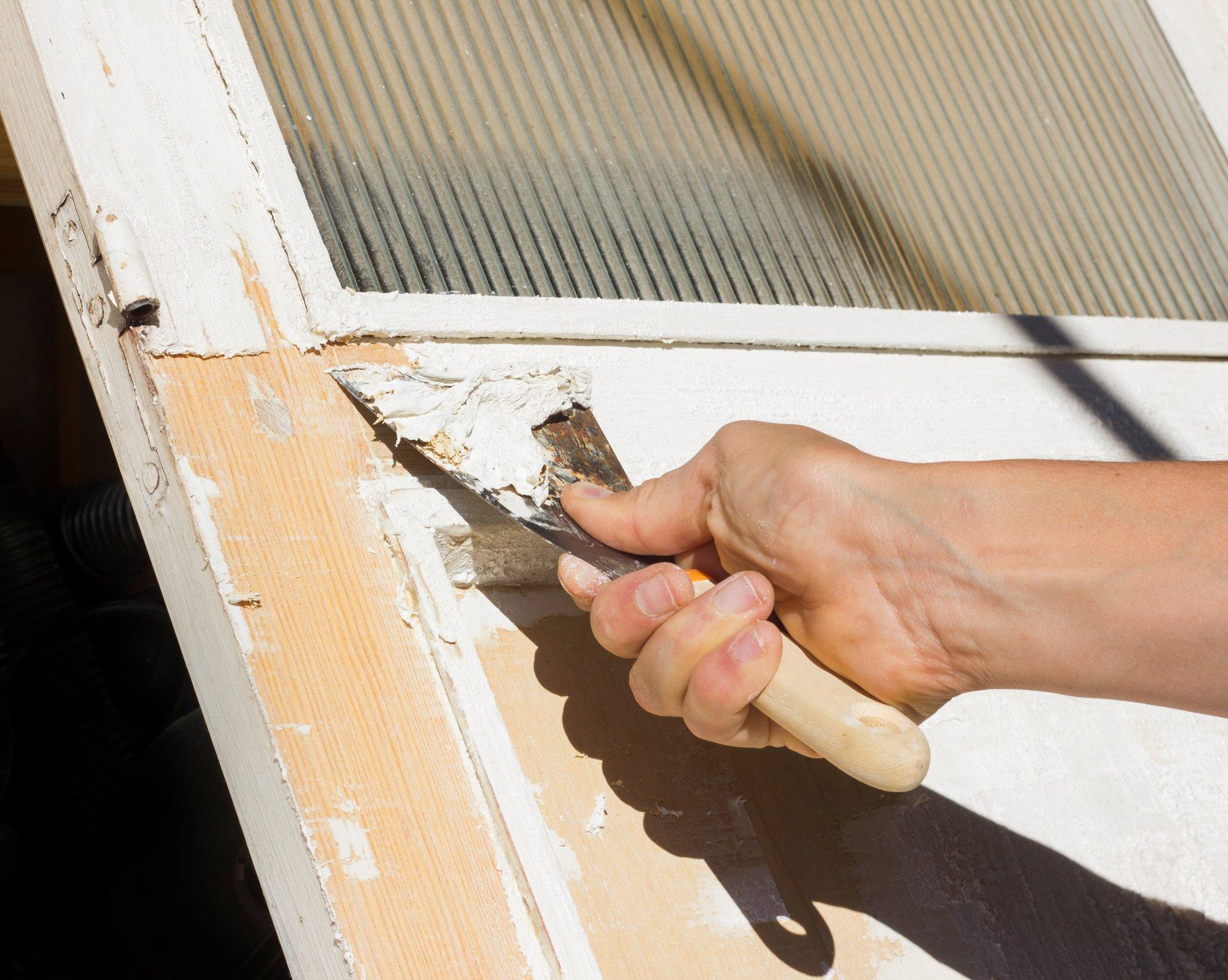 Kuidas eemaldada vana õli- või emailvärvi?