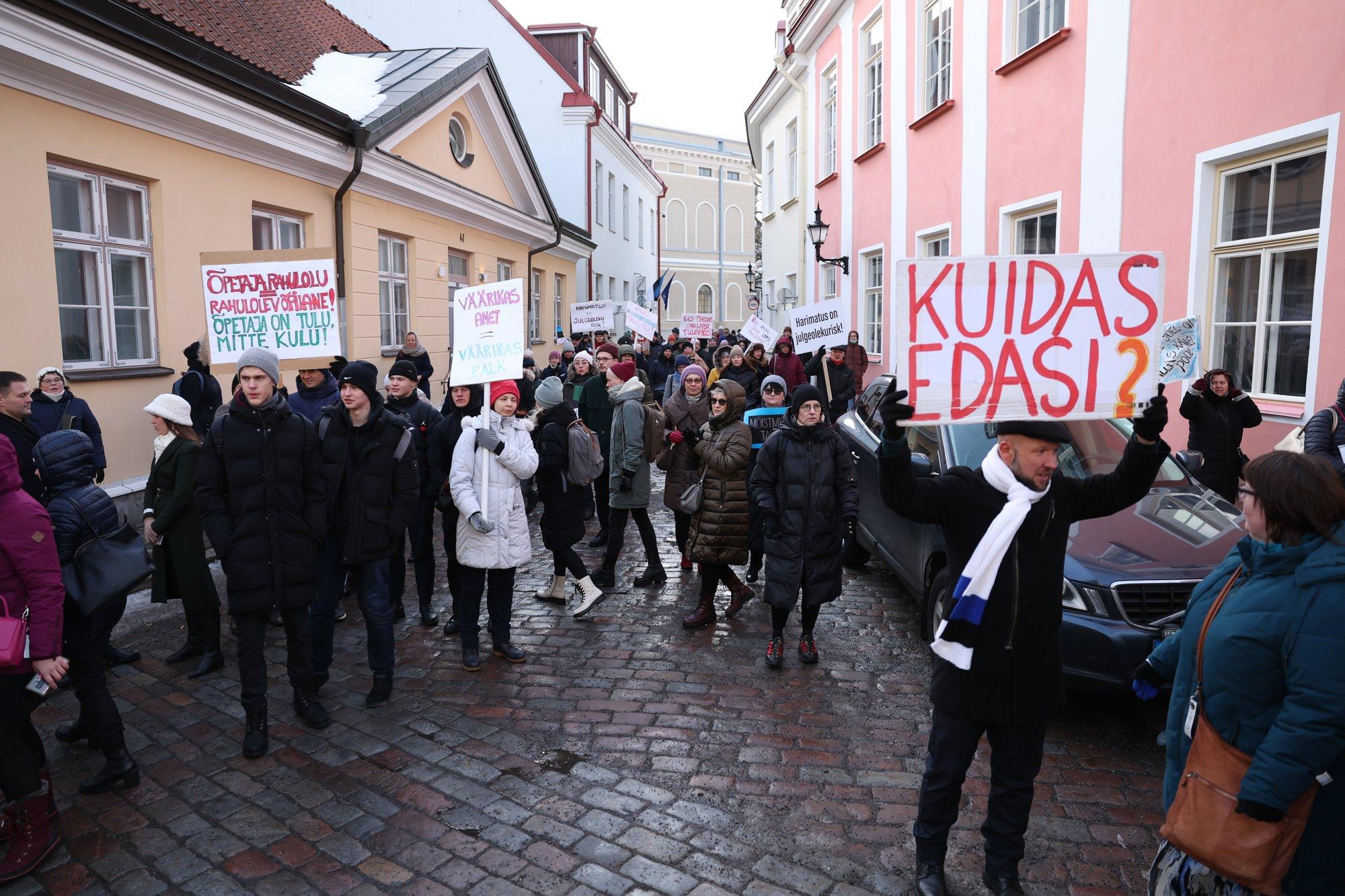Haridusorganisatsioonid: osa õpetajaid võib hakata saama palka alla 1000 euro kuus