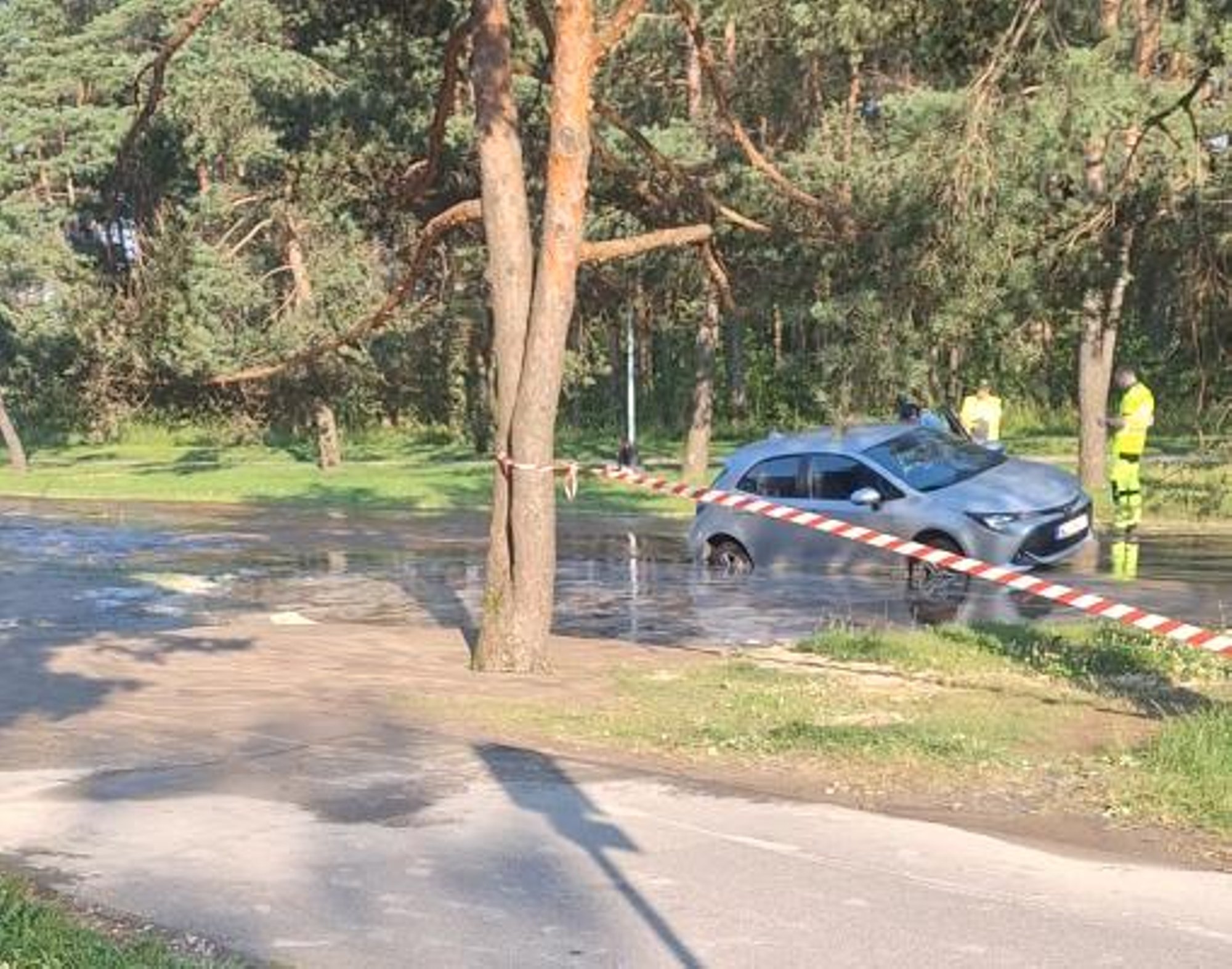 VIDEO ja FOTOD | Tallinnas Mustamäel lõhkes veetoru. Teele valgus pruunikas ollus