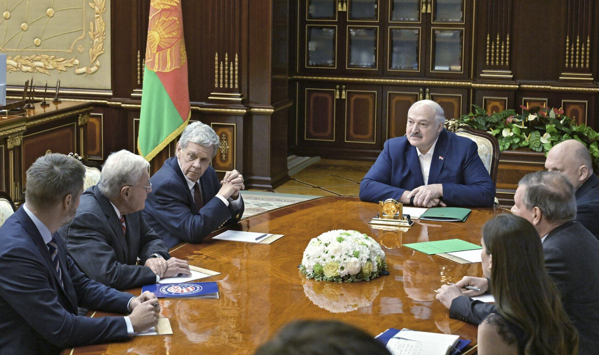 Viinavõtt Lukašenkaga: USA esindaja kirjeldas, kuidas käis Valgevenes poliitvangi vabastamas