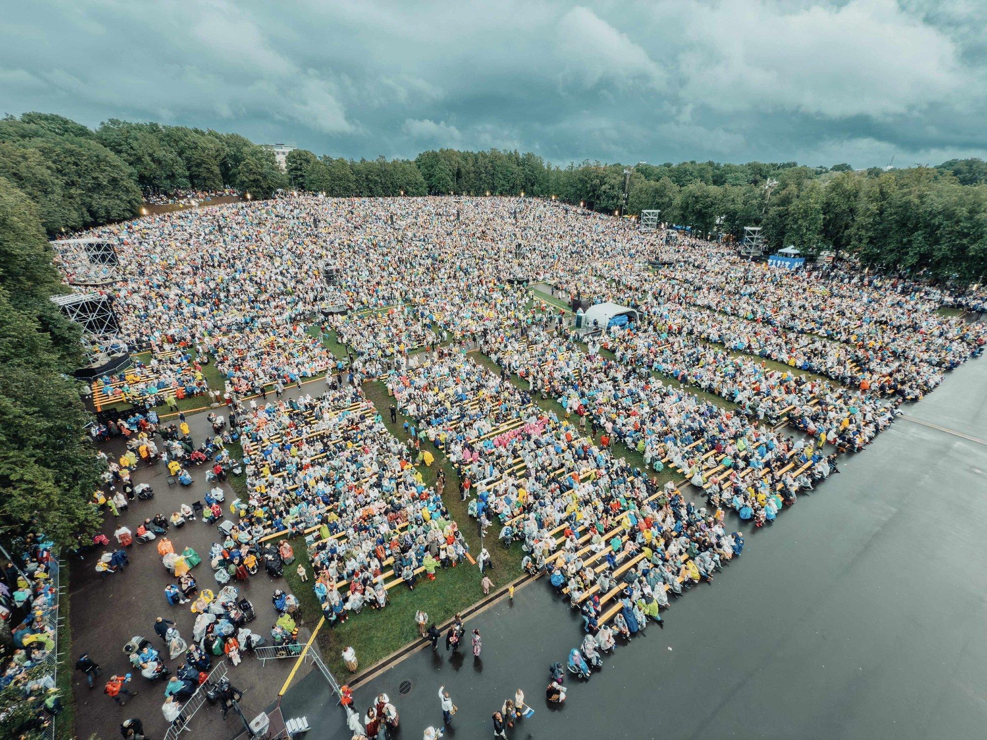 HIIGELPILT PUBLIKUST | Suumitava liitpildi tarbeks tuli teha 500 fotot. Leia end rahva seast üles!