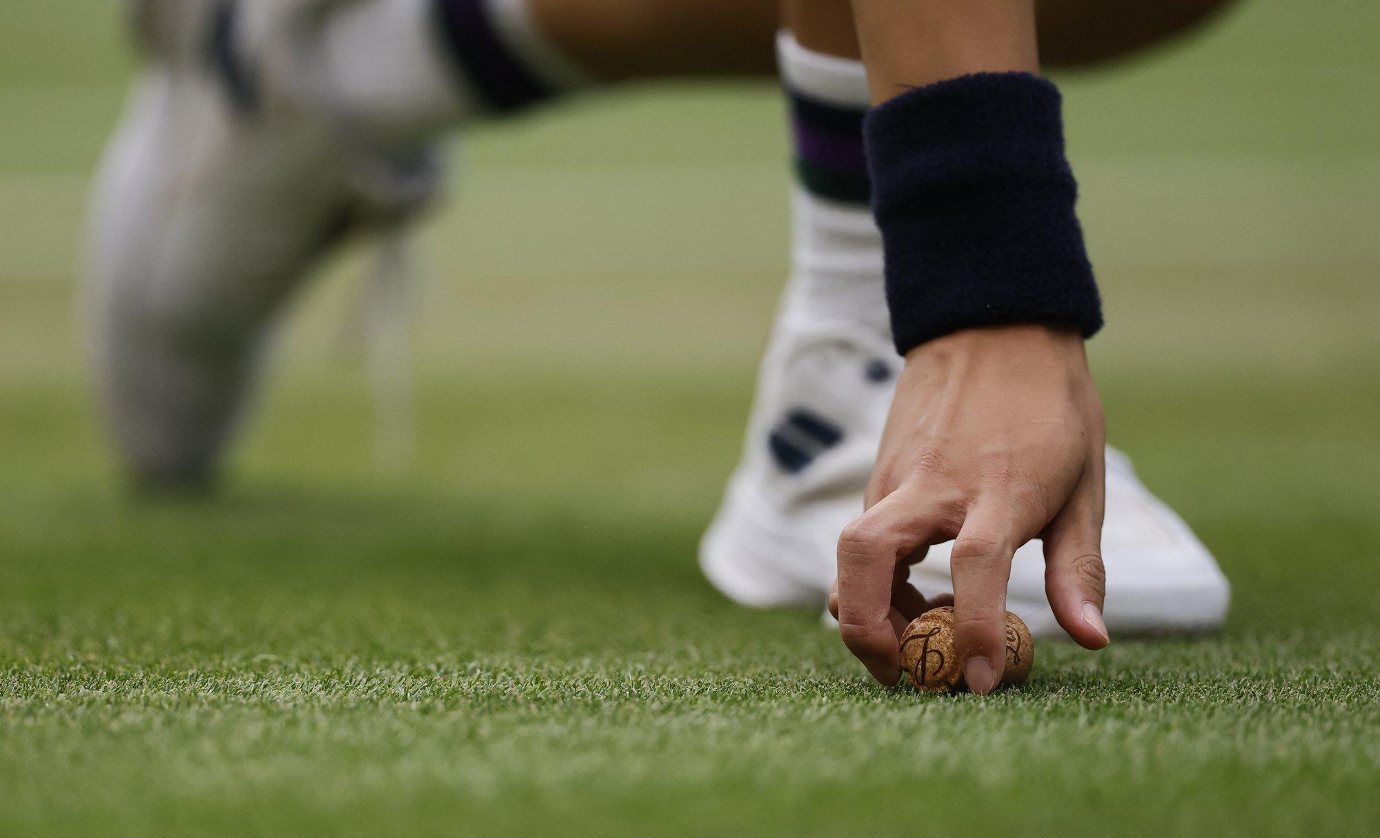 Jannik Sinneri servi katkestas fänni šampanjakork